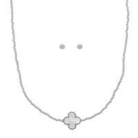 CLOVER PENDANT BEADED NECKLACE